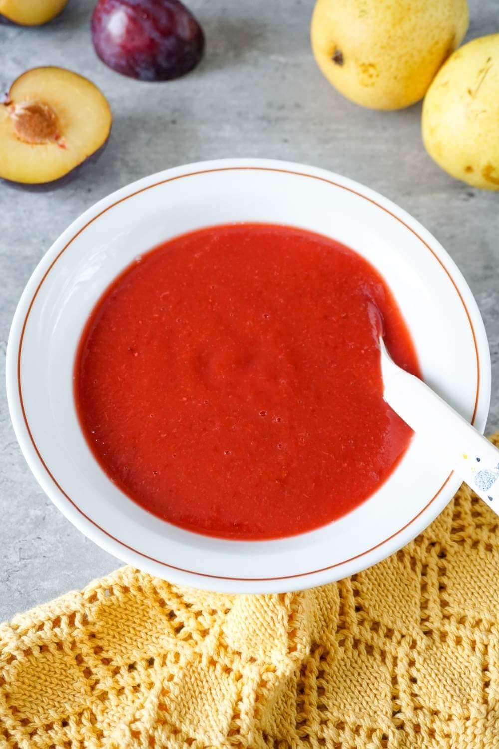 Babybrei mit Birnen und Pflaumen