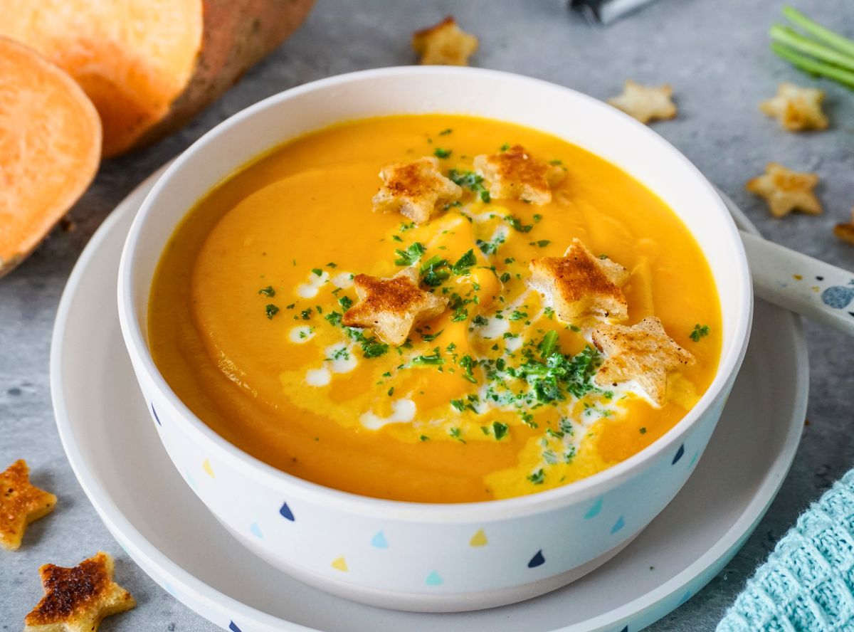 Süßkartoffelsuppe mit Knuspersternen